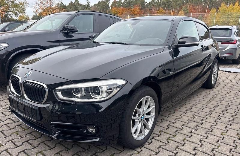 Schwarz Gebraucht 2018 BMW 118 Sport Line Kleinwagen | 13.190 € (Fairer Preis) - Bild 1/4