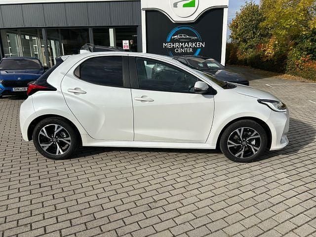 Neu Toyota Yaris Team 116 PS (85 kW) 2025 Weiß Limousine