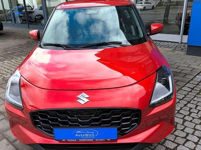 Gebraucht Suzuki Swift Comfort 83 PS (61 kW) 2025 Burning red pearl metallic Kleinwagen