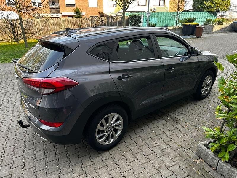 Gebraucht Hyundai Tucson Advantage 177 PS (130 kW) 2016 Grau SUV