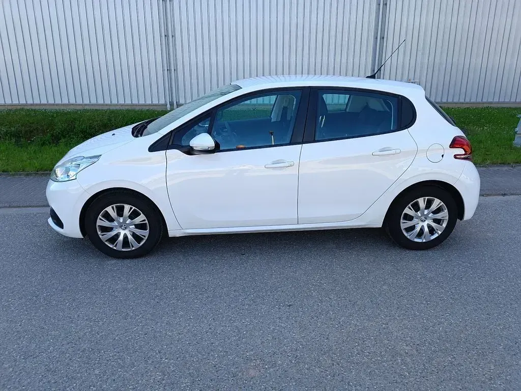 Gebraucht Peugeot 208 Style 99 PS (72 kW) 2017 Weiß Kleinwagen
