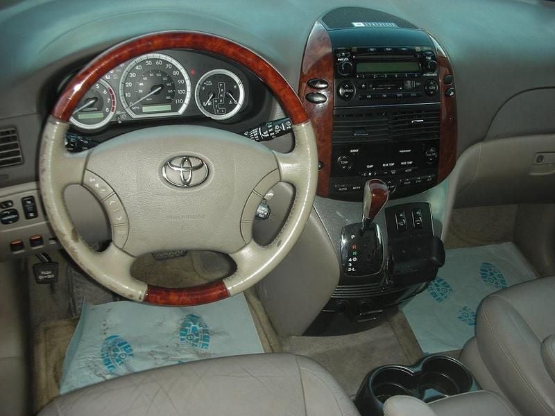 Grau Gebraucht 2010 Toyota Sienna Limited Van / Kleinbus | 5.600 € - Bild 1/4