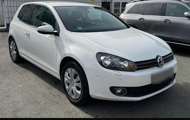 Gebraucht VW Golf VI Team 105 PS (77 kW) 2010 Weiß Kleinwagen