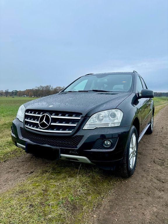 Schwarz Gebraucht 2011 Mercedes ML300 SUV | 9.700 € (Teuer) - Bild 1/4