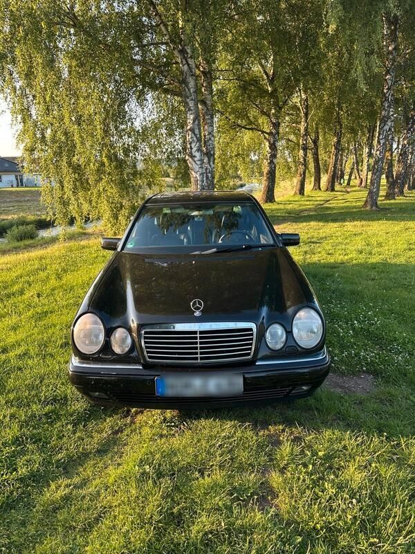 Schwarz Gebraucht 1998 Mercedes E430 Avantgarde Limousine | 9.000 € (Teuer) - Bild 1/4