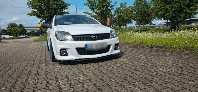 Weiß Gebraucht 2010 Opel Astra GTC OPC Limousine | 7.500 € (Fairer Preis) - Bild 1/4