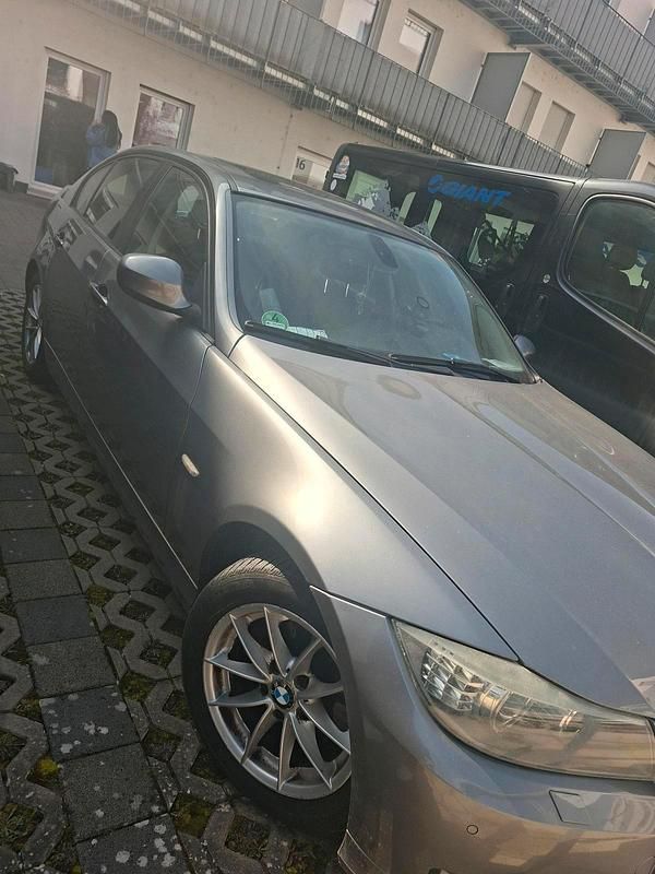 Gebraucht BMW 320 177 PS (130 kW) 2010 Grau Limousine