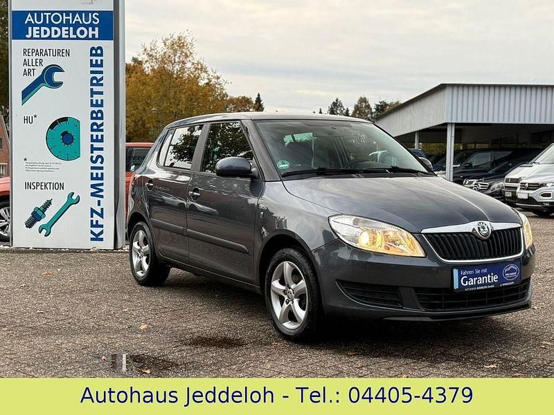 Grau Gebraucht 2011 Skoda Fabia Family Kleinwagen | 3.990 € (Fairer Preis) - Bild 1/4