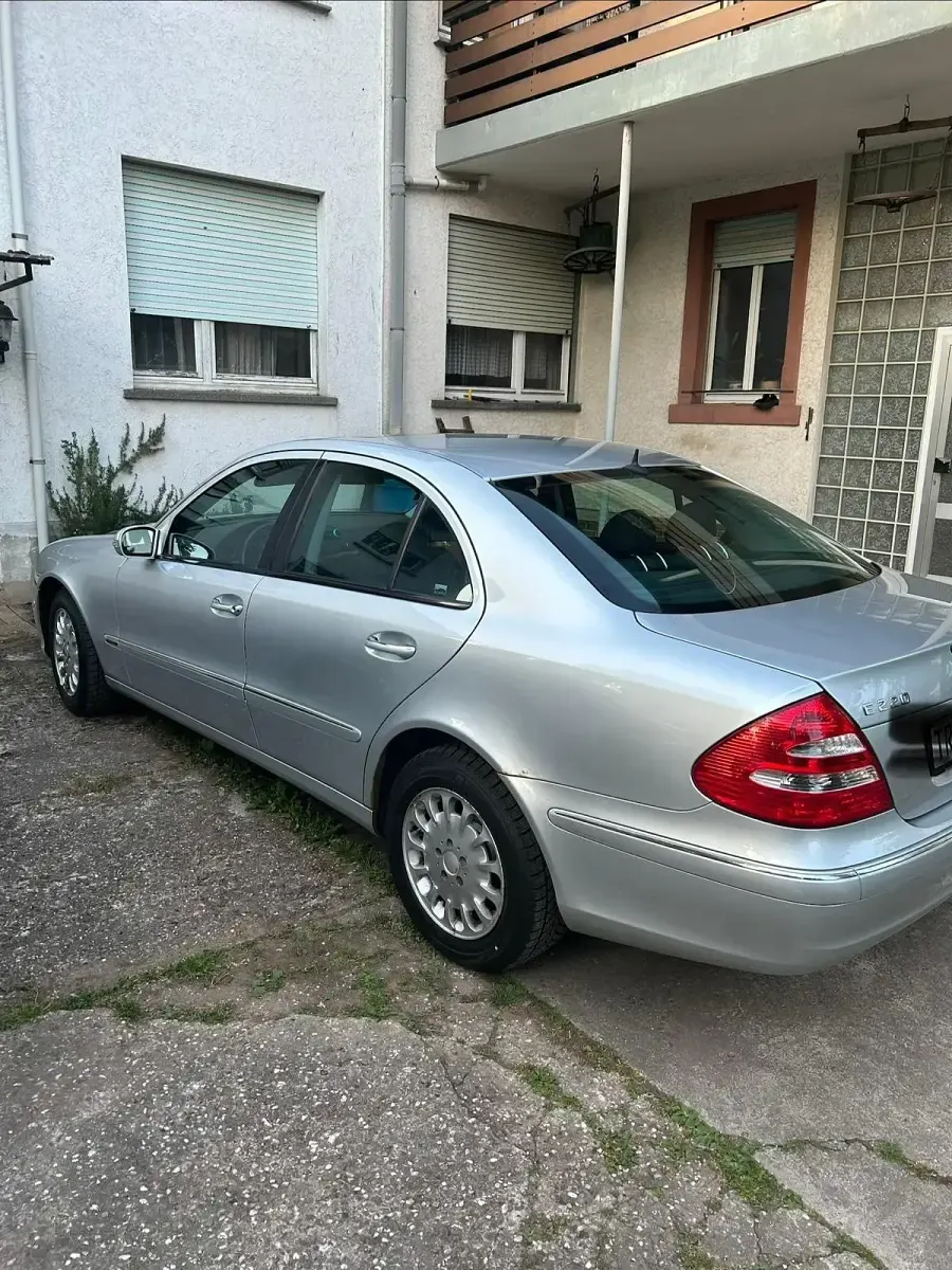 Second-hand Mercedes E220 Elegance 170 CP (125 kW) 2006 Argintiu Berlinǎ