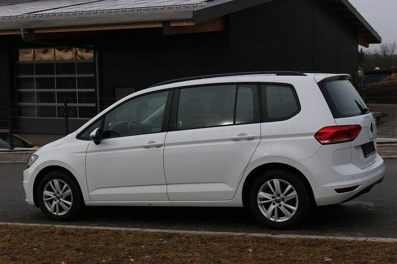 Gebraucht VW Touran Comfortline 122 PS (89 kW) 2022 Weiß Van / Kleinbus