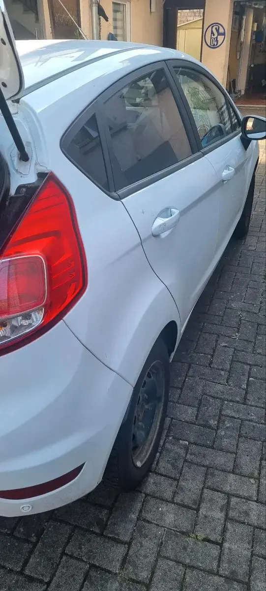 Gebraucht Ford Fiesta 80 PS (58 kW) 2016 Weiß Kleinwagen