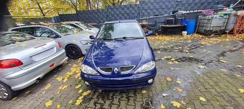 Blau Gebraucht 2000 Renault Mégane Dynamique Limousine | 1.499 € (Fairer Preis) - Bild 1/4