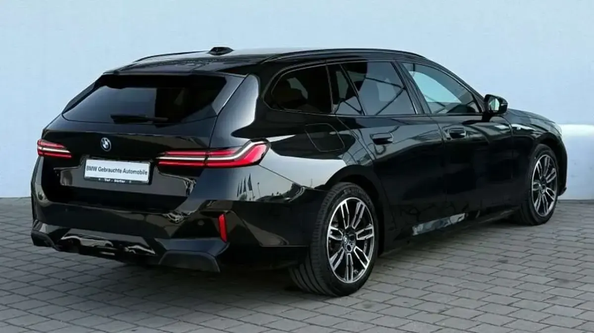 Gebraucht BMW 550e M Sport 313 PS (230 kW) 2025 Saphrischwarz met. Kombi