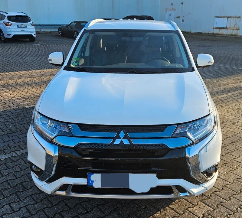 Weiß Gebraucht 2020 Mitsubishi Outlander P-HEV SUV | 22.850 € (Fairer Preis) - Bild 1/4