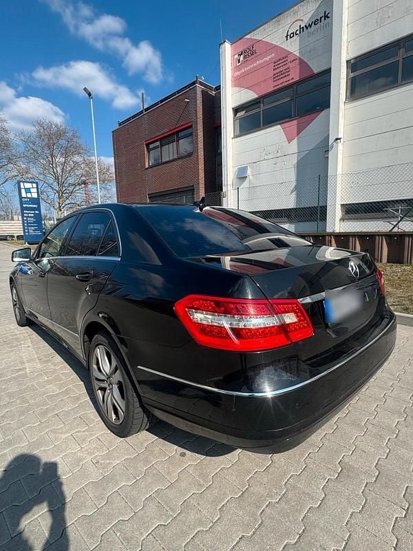 Gebraucht Mercedes E220 170 PS (125 kW) 2011 Schwarz Limousine