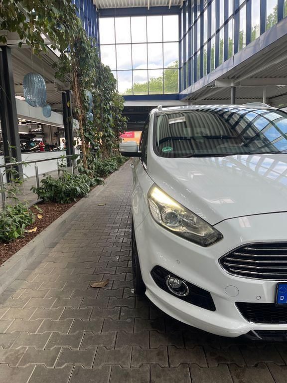 Gebraucht Ford S-MAX Titanium 179 PS (131 kW) 2016 Weiß Van / Kleinbus