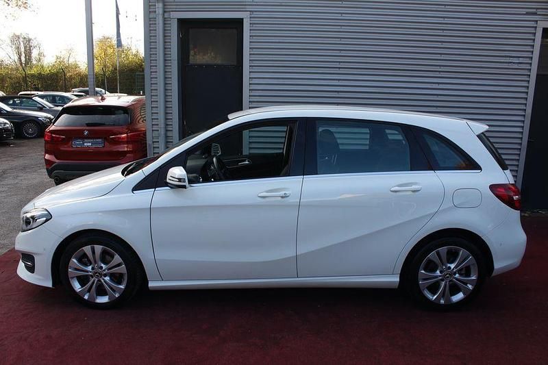 Gebraucht Mercedes B200 Style 156 PS (114 kW) 2018 Calcitweiss/zirrusweiss Van / Kleinbus