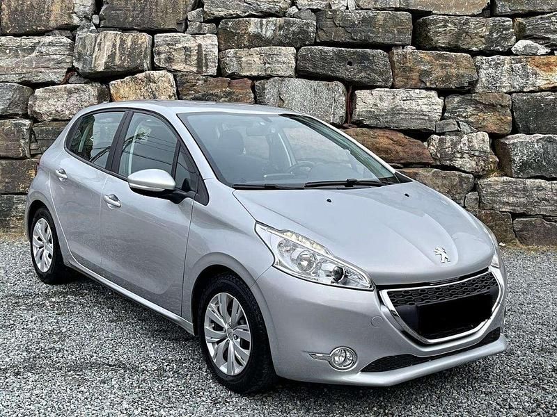 Silber Gebraucht 2013 Peugeot 208 Access Kleinwagen | 3.799 € (Guter Preis) - Bild 1/4