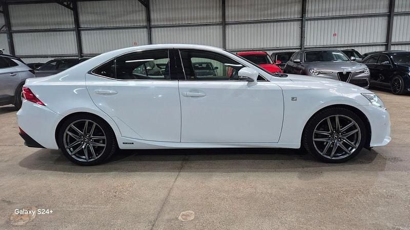 Gebraucht Lexus IS300h 181 PS (133 kW) 2014 Weiß Limousine