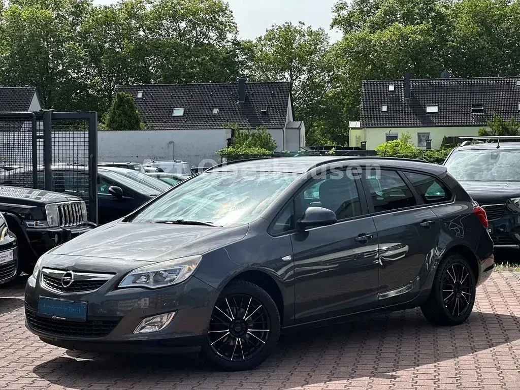 Gebraucht Opel Astra Design Edition 140 PS (102 kW) 2011 Grau Kombi