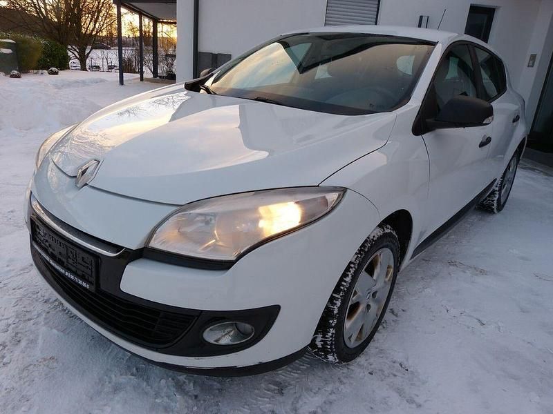 Weiß Gebraucht 2012 Renault Mégane Limousine | 2.399 € - Bild 1/4