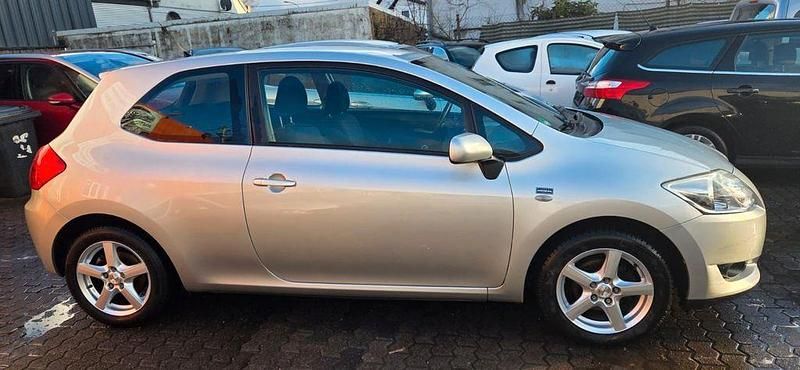 Gebraucht Toyota Auris Sol 124 PS (91 kW) 2009 Silber Kleinwagen