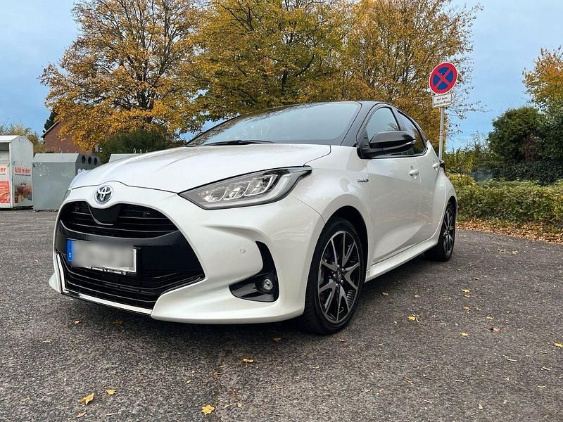 Weiß Gebraucht 2020 Toyota Yaris Style Kleinwagen | 16.850 € (Fairer Preis) - Bild 1/4