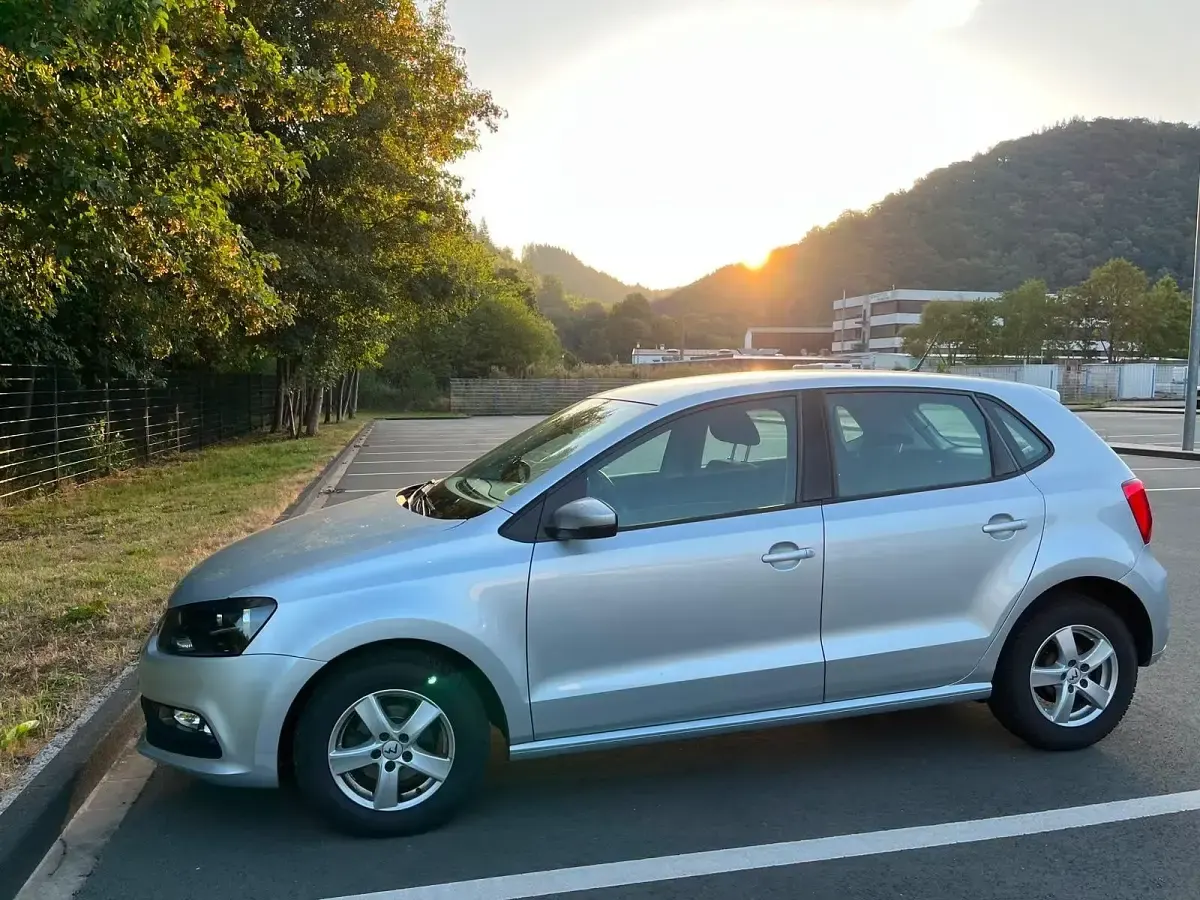 Gebraucht VW Polo Trendline 60 PS (44 kW) 2016 Silber Kleinwagen