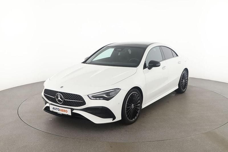 Weiß Gebraucht 2023 Mercedes CLA200 AMG line Limousine | 38.890 € - Bild 1/3
