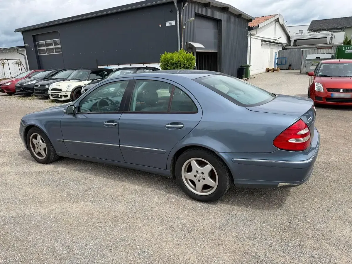 Gebraucht Mercedes E220 150 PS (110 kW) 2004 Blau Limousine