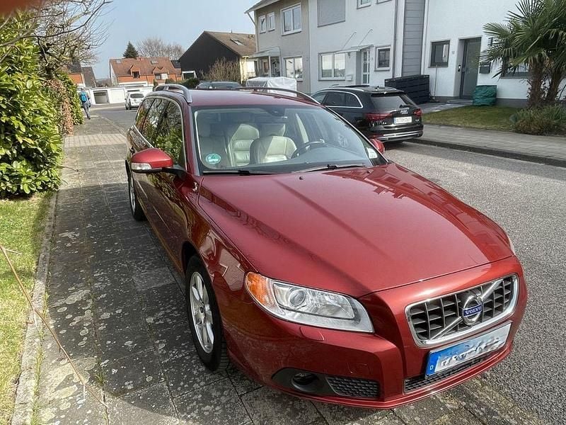 Gebraucht Volvo V70 Summum 231 PS (169 kW) 2010 Rot Kombi
