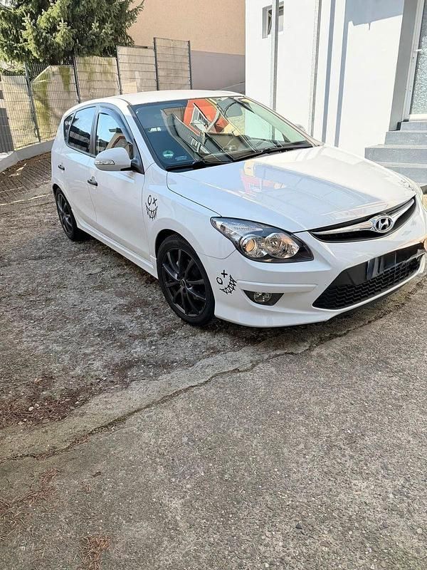 Gebraucht Hyundai i30 Classic 109 PS (80 kW) 2011 Weiß Kleinwagen