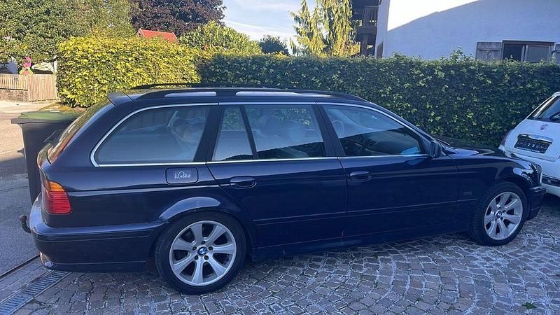 Blau Gebraucht 2002 BMW 530 Kombi | 4.950 € (Fairer Preis) - Bild 1/1