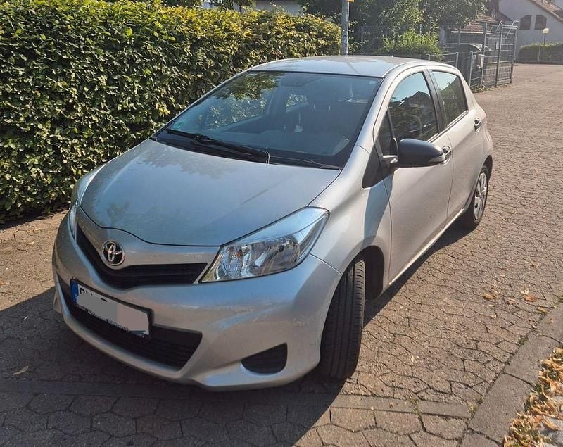 Silber Gebraucht 2012 Toyota Yaris Cool Limousine | 4.450 € (Superpreis) - Bild 1/4
