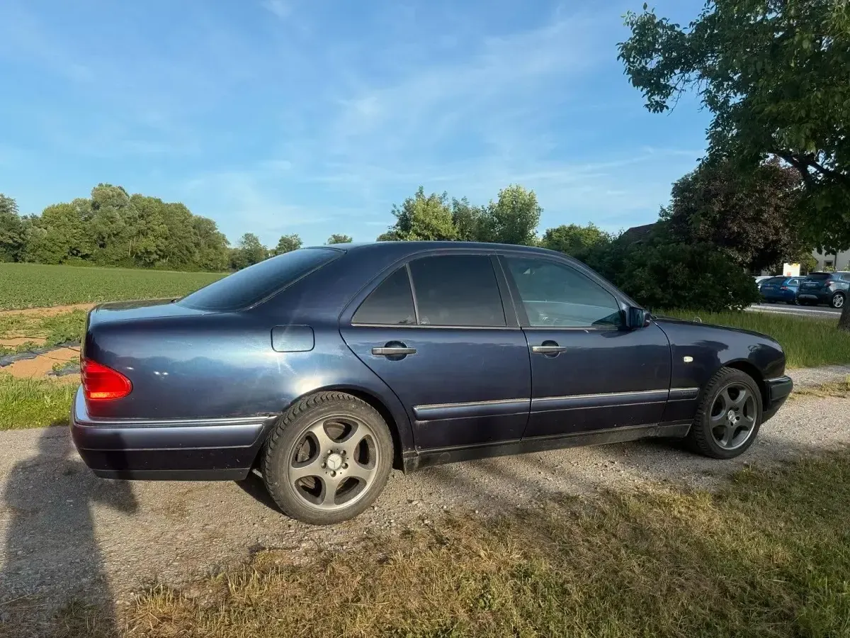 Gebraucht Mercedes E280 1998 Blau Limousine