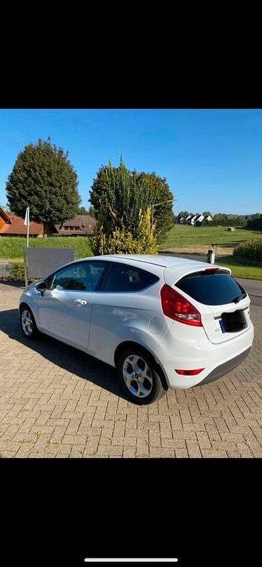 Gebraucht Ford Fiesta Titanium 60 PS (44 kW) 2009 Weiß Kleinwagen