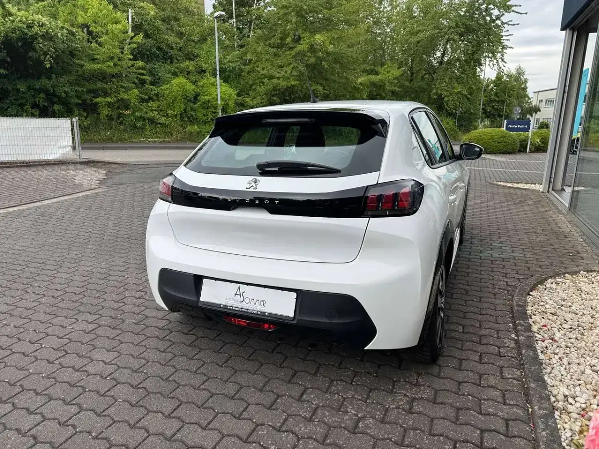 Gebraucht Peugeot e-208 Active 100 kW (136 PS) 2021 Schneeweiss Kleinwagen