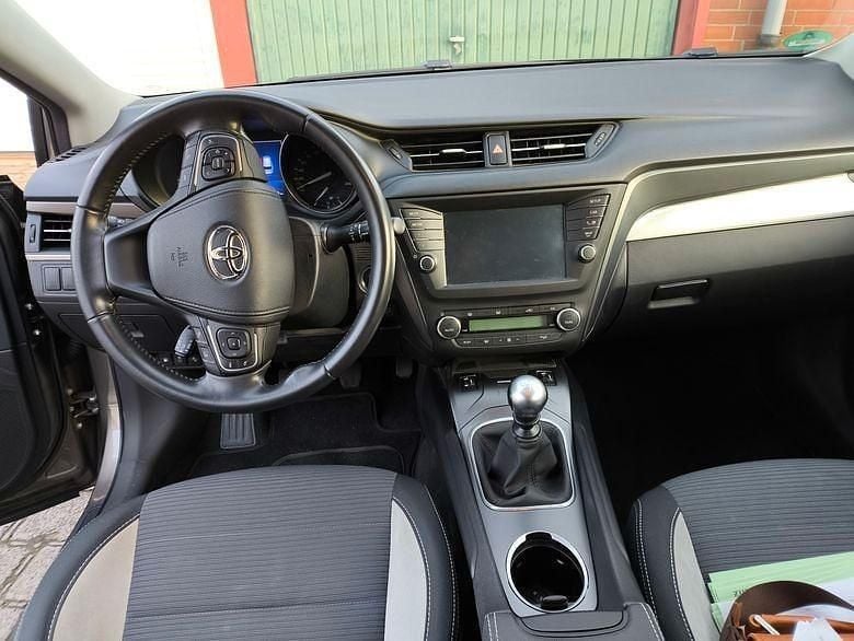 Grau Gebraucht 2017 Toyota Avensis Executive Kombi | 11.870 € (Fairer Preis) - Bild 1/4