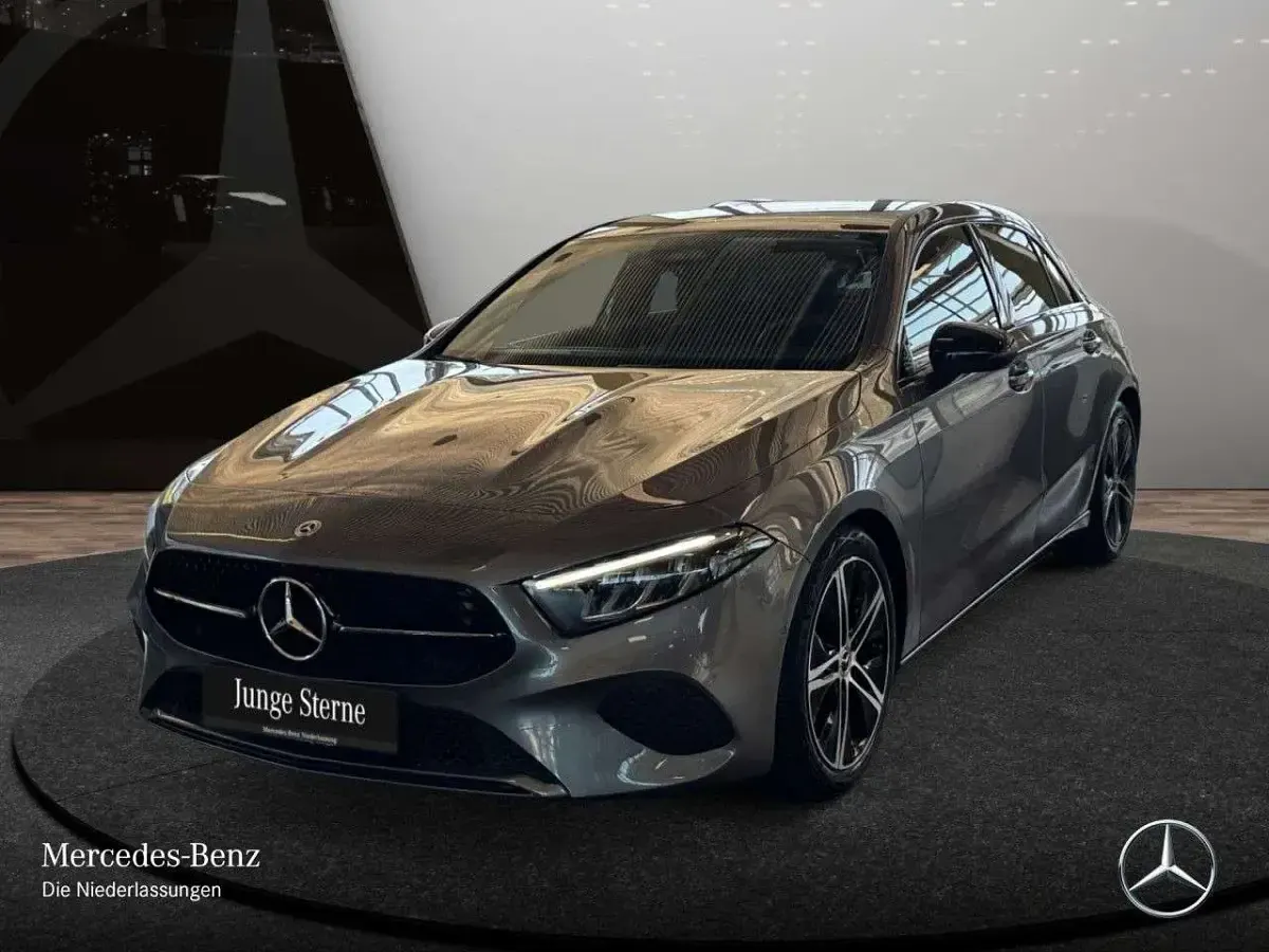 Gebraucht Mercedes A200 Advanced 163 PS (119 kW) 2025 Grau Limousine