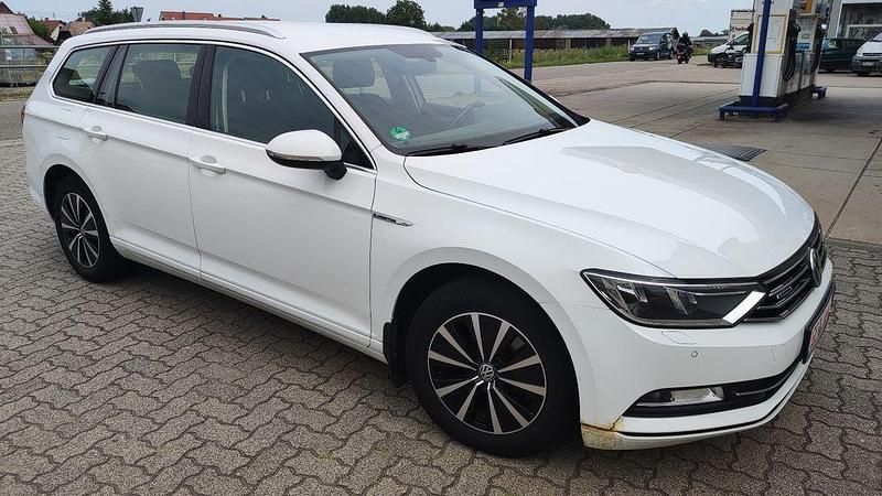 Weiß Gebraucht 2017 VW Passat Comfortline Kombi | 9.990 € (Guter Preis) - Bild 1/4