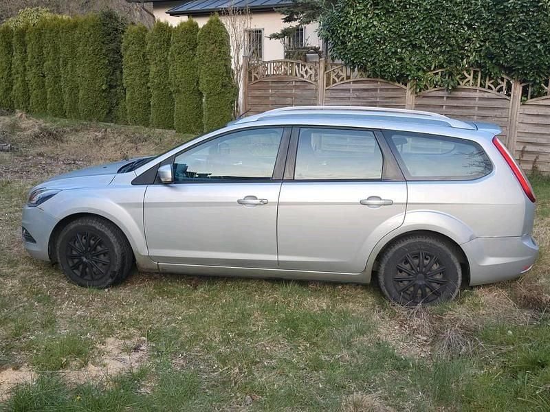 Gebraucht Ford Focus 100 PS (73 kW) 2010 Silber Kombi