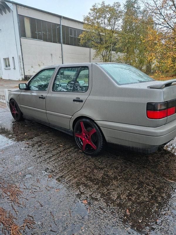 Gebraucht VW Vento 90 PS (66 kW) 1995 Grau Limousine
