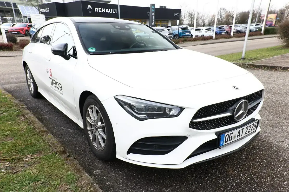 Gebraucht Mercedes CLA200 AMG line 150 PS (110 kW) 2023 Polarweiss Coupé