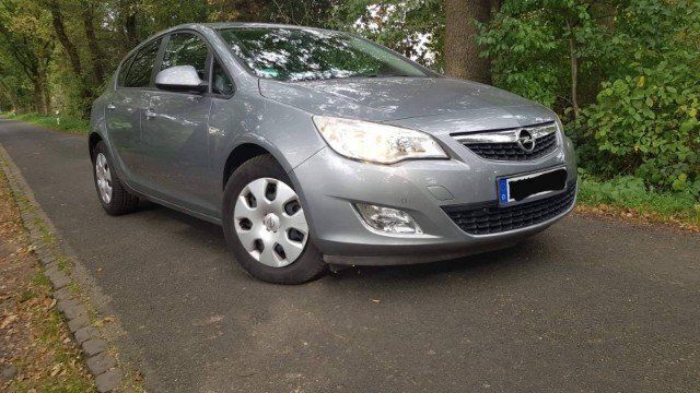 Gebraucht Opel Astra Design Edition 165 PS (121 kW) 2011 Grau metallic Kombi