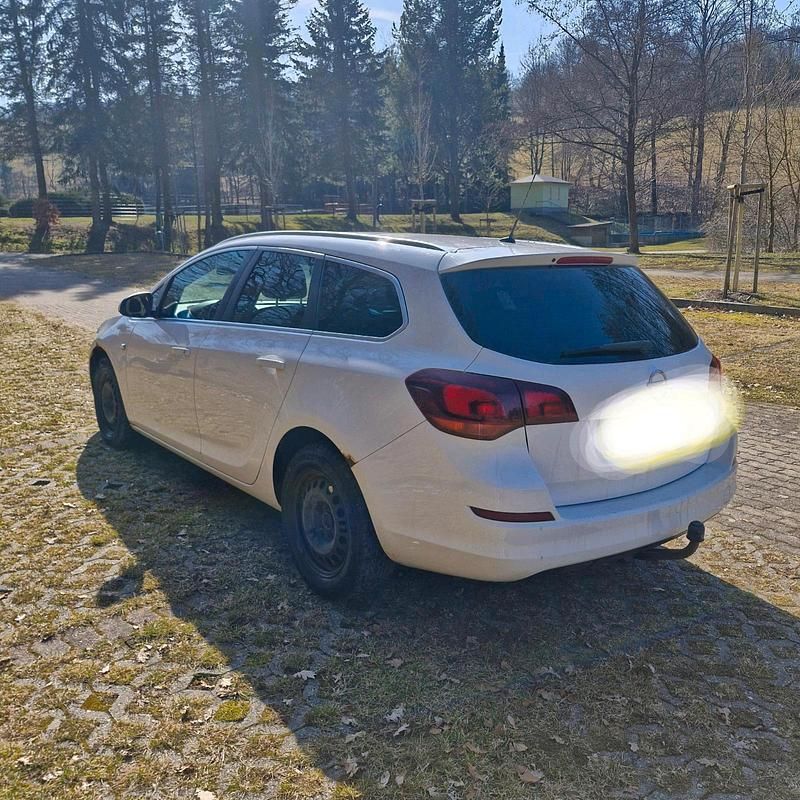 Gebraucht Opel Astra 110 PS (80 kW) 2011 Weiß Kombi