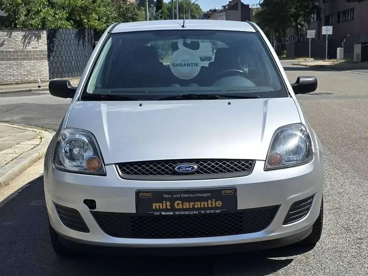 Gebraucht Ford Fiesta Ambiente 69 PS (50 kW) 2007 Polarsilber metallic Kleinwagen