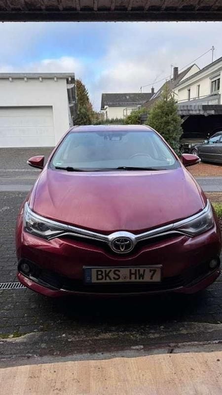 Gebraucht Toyota Auris Hybrid Edition-S 99 PS (72 kW) 2017 Rot Kombi