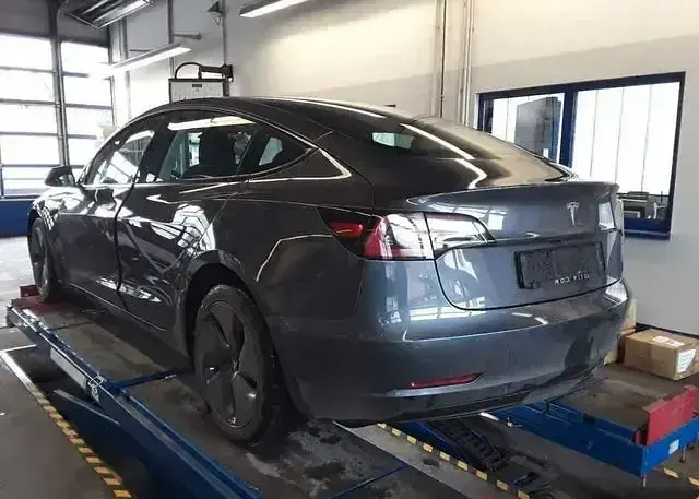 Usado Tesla Model 3 Standard Range Plus 235 kW (320 CV) 2022 Gris Berlina
