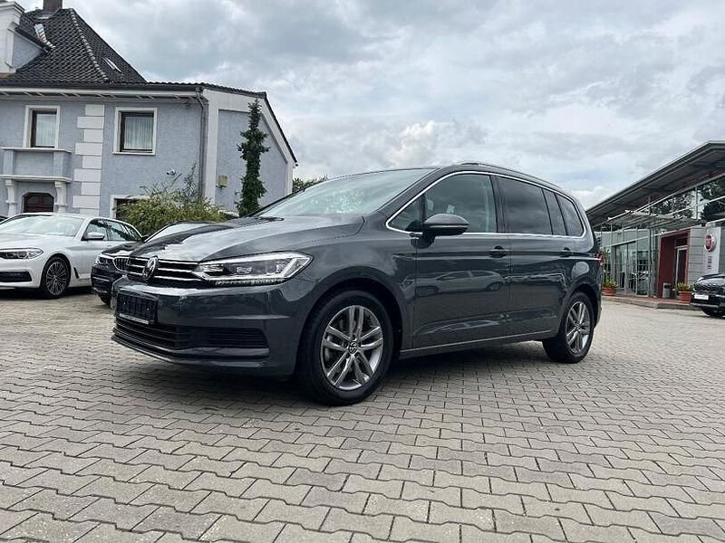 Delfingrau metallic Gebraucht 2024 VW Touran Comfortline Van / Kleinbus | 34.990 € (Etwas zu teuer) - Bild 1/4