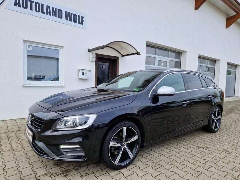 Onyx black / metallic Gebraucht 2018 Volvo V60 Momentum Kombi | 19.687 € (Etwas zu teuer) - Bild 1/4